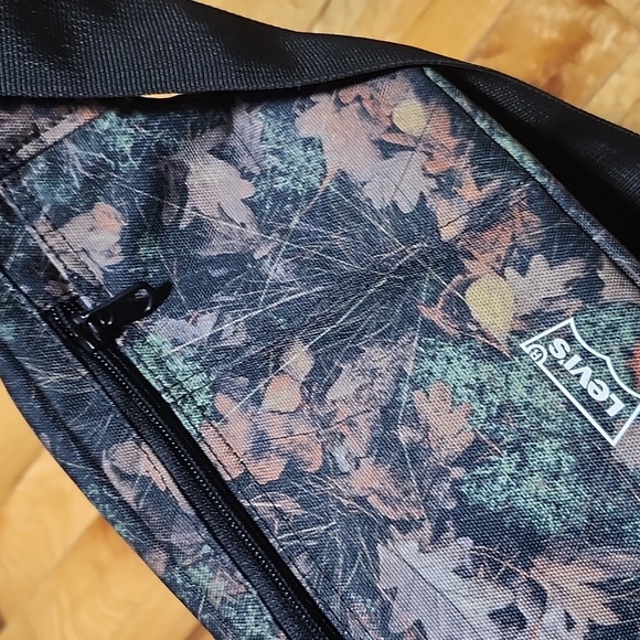Levi's Leaf Camo Fanny Pack - Picture 8 of 9